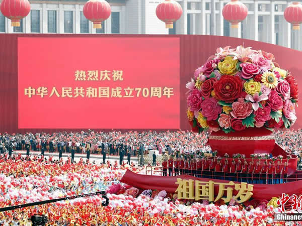 卡宾先生受邀参与设计制作国庆70周年庆典服装